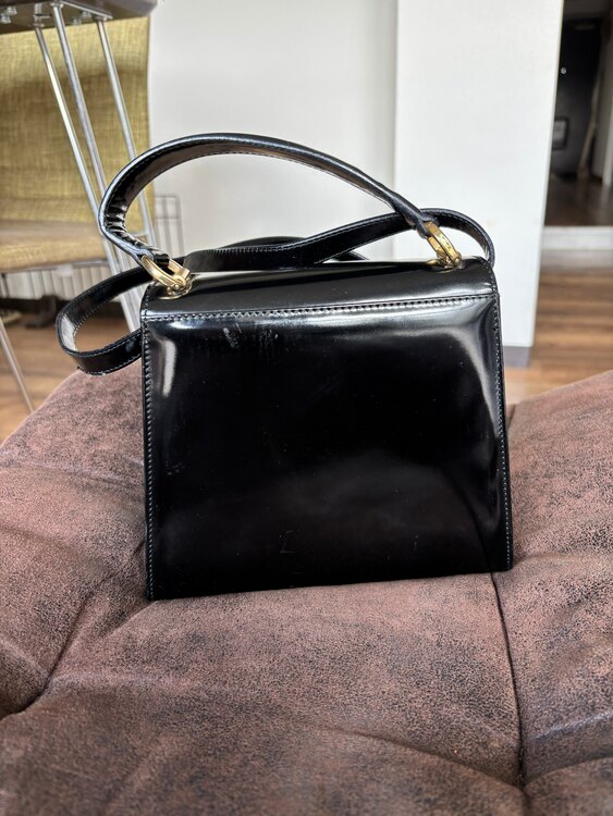 フェラガモ  （ブランドバッグ）の商品画像 - 査定依頼日：2025年2月18日 - 最高査定価格：15,000円