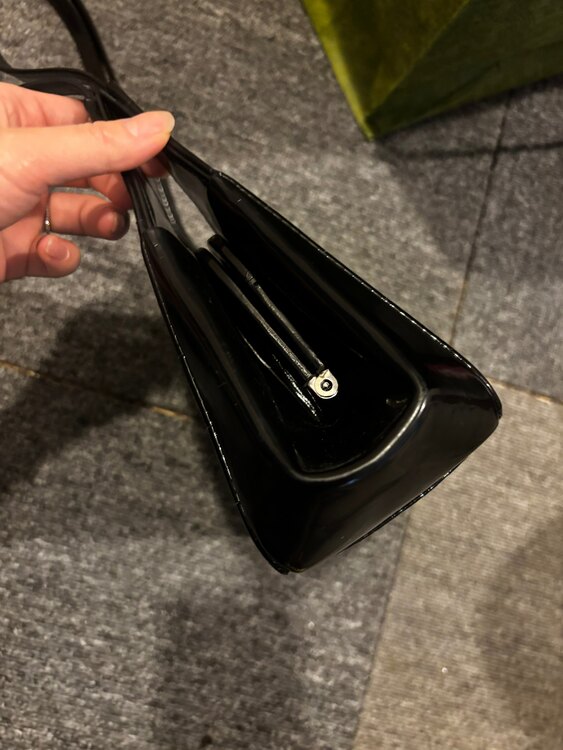 チョコバーパテントレザーショルダーバッグ（ブランドバッグ）の商品画像 - 査定依頼日：2025年5月8日 - 最高査定価格：80,000円