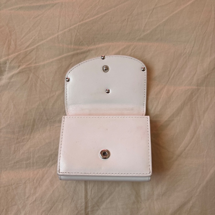 3つ折り財布（古着・ファッション）の商品画像 - 査定依頼日：2025年9月27日 - 最高査定価格：4,000円