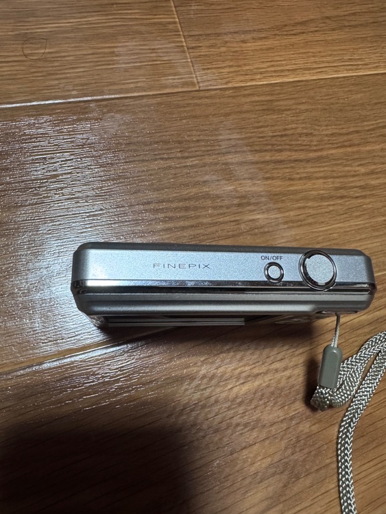 FUJIFILM デジタルカメラ 10.2メガピクセル シルバー 充電器付き（ゲーム機本体・ゲームソフト）の商品画像 - 査定依頼日：2026年6月29日 - 最高査定価格：2,100円