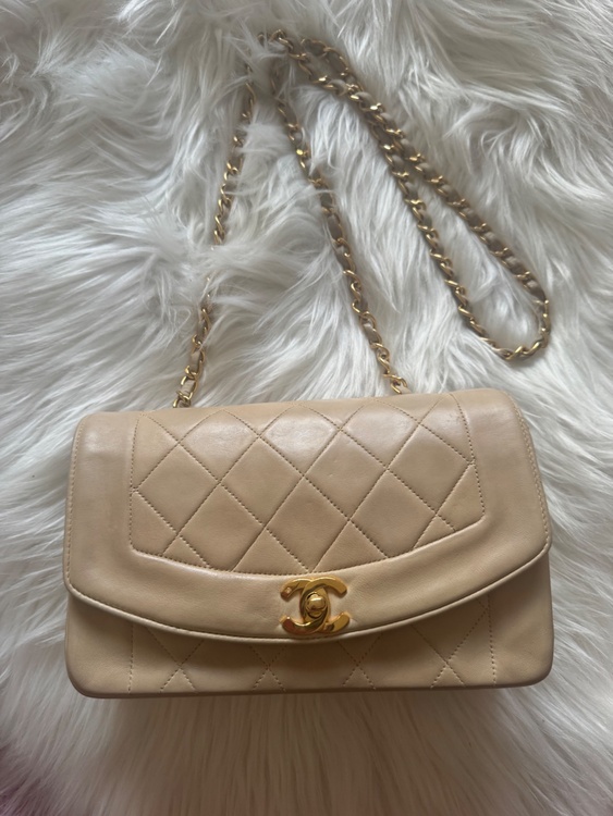 CHANEL ダイアナフラップ　ベージュ（ブランドバッグ）の商品画像 - 査定依頼日：2026年8月7日 - 最高査定価格：980,000円