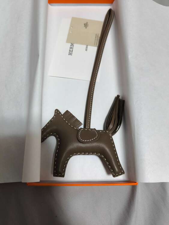 チャーム《ロデオ》PM エトゥープ（ブランド財布・小物）の商品画像 - 査定依頼日：2025年2月8日