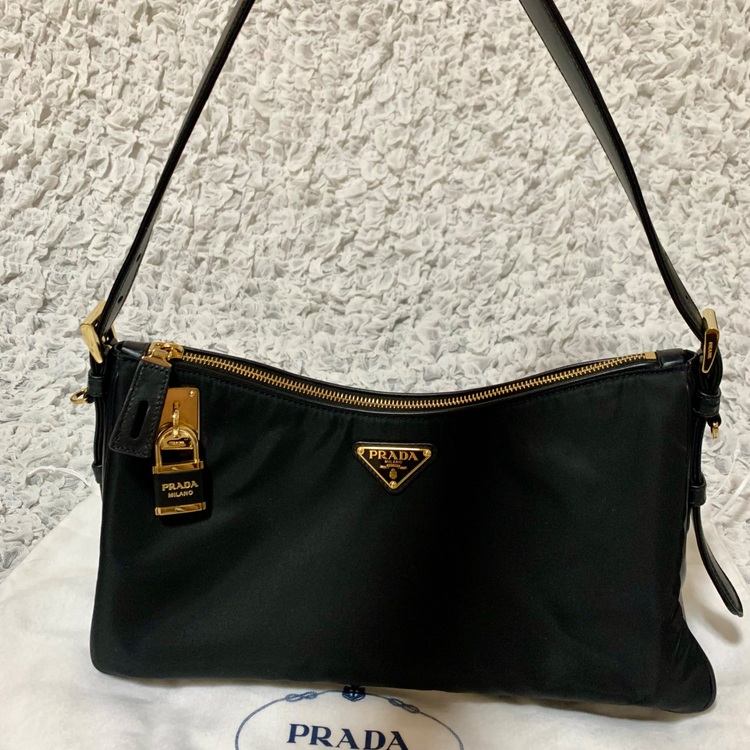 PRADA エメ パドロック付 ラージ Re-Nylon xレザー（ブランドバッグ）の商品画像 - 査定依頼日：2025年9月13日 - 最高査定価格：190,000円