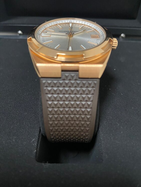 ヴァシュロン コンスタンタン オーヴァーシーズ 4500V/000R-B12（高級時計）の商品画像 - 査定依頼日：2025年3月1日 - 最高査定価格：4,260,000円