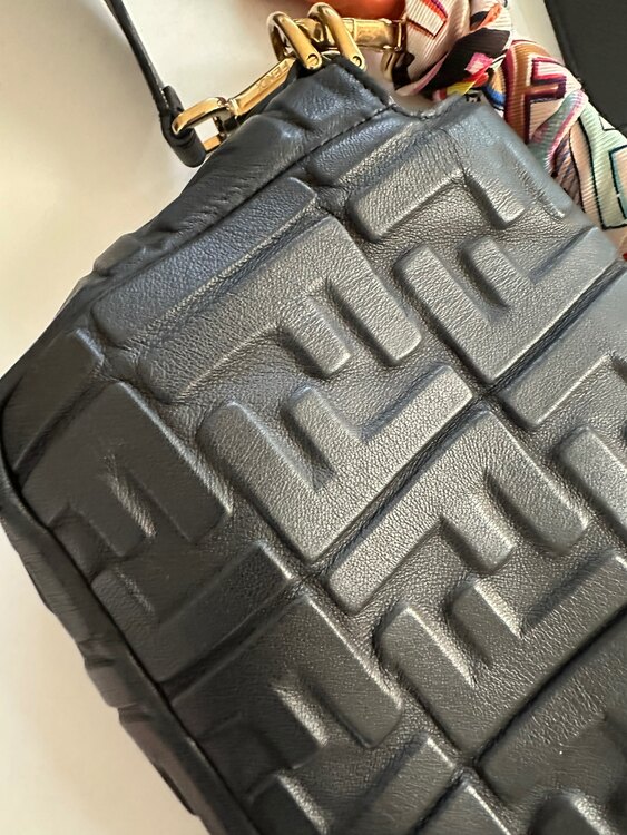 バゲッドミディアム（ブランドバッグ）の商品画像 - 査定依頼日：2025年4月15日 - 最高査定価格：130,000円