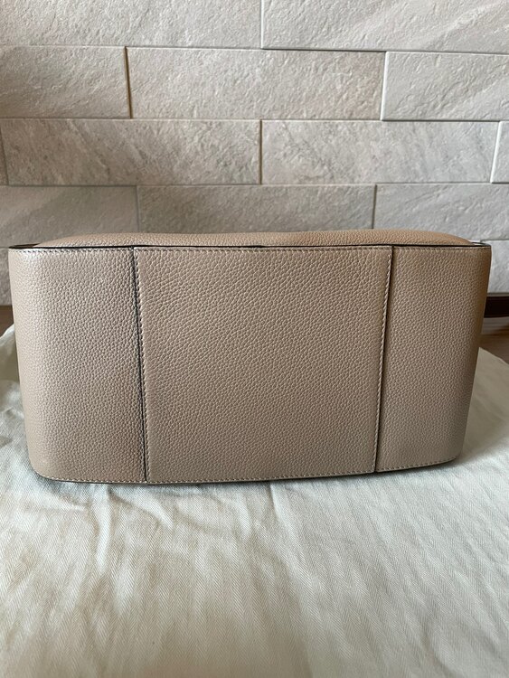 ロエベハンモックスモールサンド（ブランドバッグ）の商品画像 - 査定依頼日：2025年3月5日 - 最高査定価格：140,000円