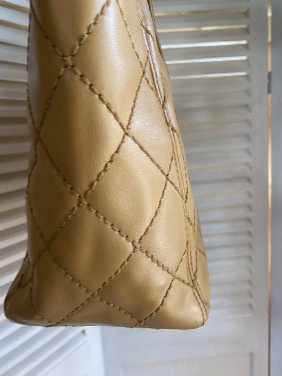 訳あり　シャネルワイルドステッチ　トートショルダー（ブランドバッグ）の商品画像 - 査定依頼日：2022年4月4日