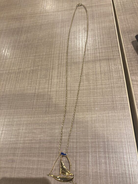 ヨットのモチーフのネックレスです。素材は何かはわからないです。（金・貴金属）の商品画像 - 査定依頼日：2024年1月17日 - 最高査定価格：2,000円