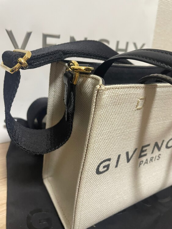 ジバンシィ  （ブランドバッグ）の商品画像 - 査定依頼日：2024年12月8日 - 最高査定価格：45,000円