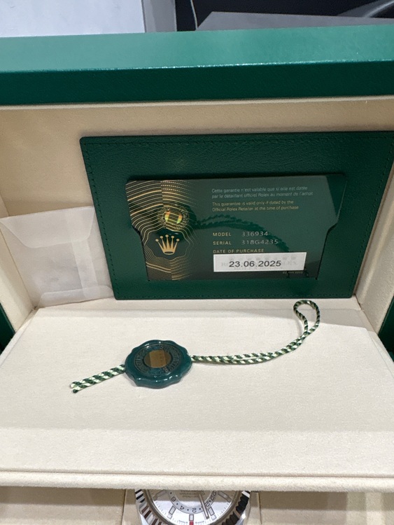 ロレックス スカイドゥエラー 32693（高級時計）の商品画像 - 査定依頼日：2025年6月24日 - 最高査定価格：2,750,000円