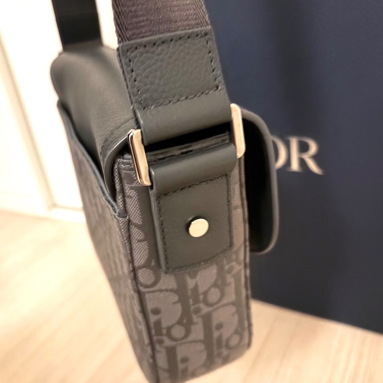 ディオール　オブリーク サドル フラップ メッセンジャーバッグ　スモール　黒　ジ（ブランドバッグ）の商品画像 - 査定依頼日：2026年1月9日 - 最高査定価格：160,000円