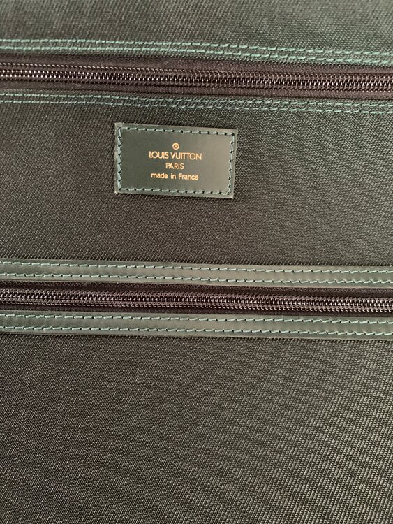 ルイヴィトン タイガ （ブランドバッグ）の商品画像 - 査定依頼日：2025年4月17日 - 最高査定価格：30,000円