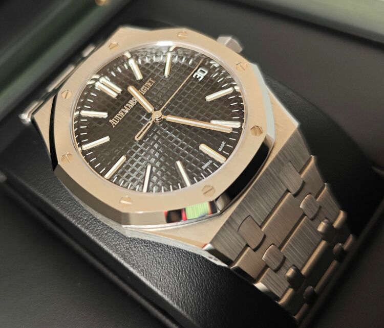 ロイヤルオーク ブラック15510ST（高級時計）の商品画像 - 査定依頼日：2025年11月29日 - 最高査定価格：6,820,000円