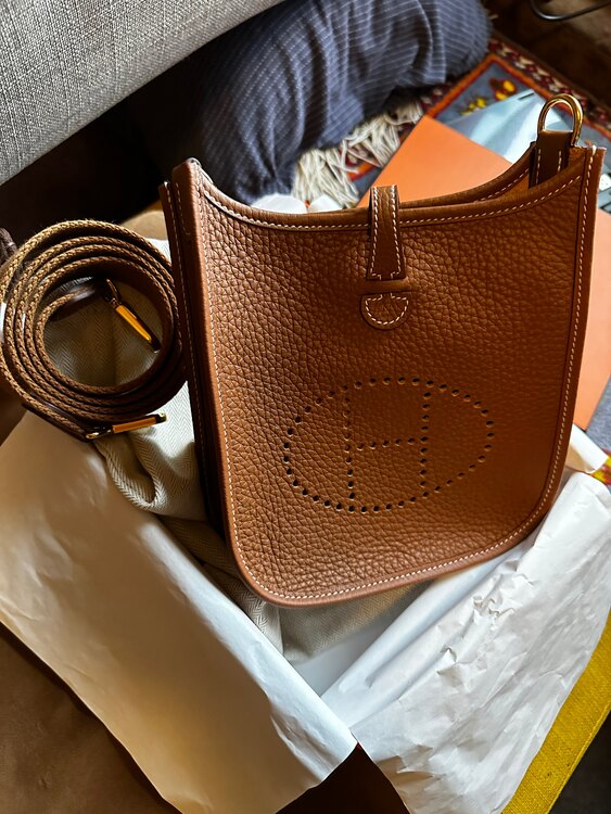 アマゾーヌ　16（ブランドバッグ）の商品画像 - 査定依頼日：2025年3月5日 - 最高査定価格：380,000円