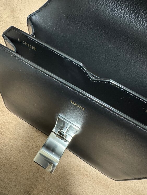ヴァレクストラ  （ブランドバッグ）の商品画像 - 査定依頼日：2025年4月3日 - 最高査定価格：100,000円