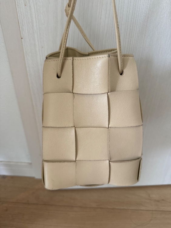 Cassette Small Bucket Bag（ブランドバッグ）の商品画像 - 査定依頼日：2026年6月6日 - 最高査定価格：130,000円