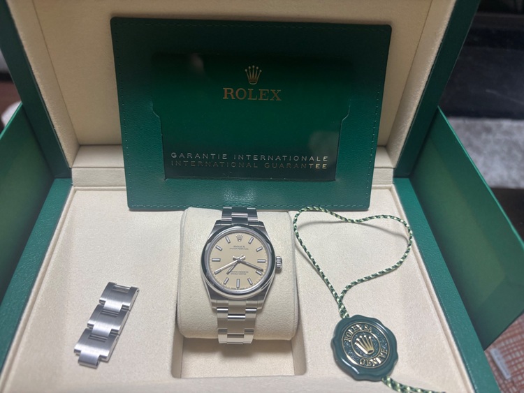 オイスターパーペチュアル 31（高級時計）の商品画像 - 査定依頼日：2025年6月22日 - 最高査定価格：1,350,000円