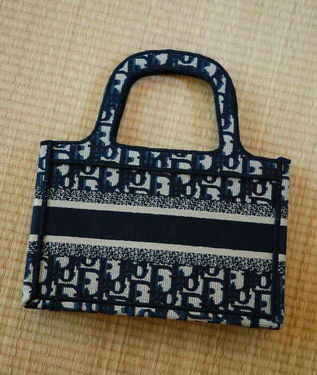 Dior Book Tote Mini ブックトート ディオール オブリークミニ（ブランドバッグ）の商品画像 - 査定依頼日：2025年2月9日 - 最高査定価格：100,000円