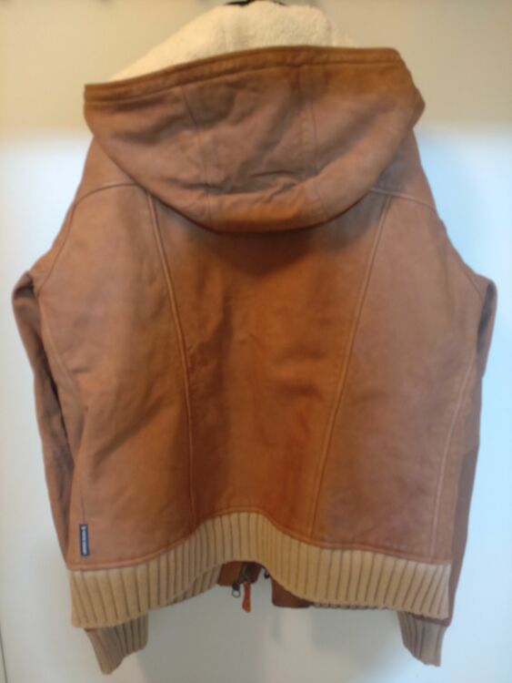 アルマーニジーンズ裏ボアフード付きレザージャケット（古着・ファッション）の商品画像 - 査定依頼日：2025年9月30日 - 最高査定価格：1,000円