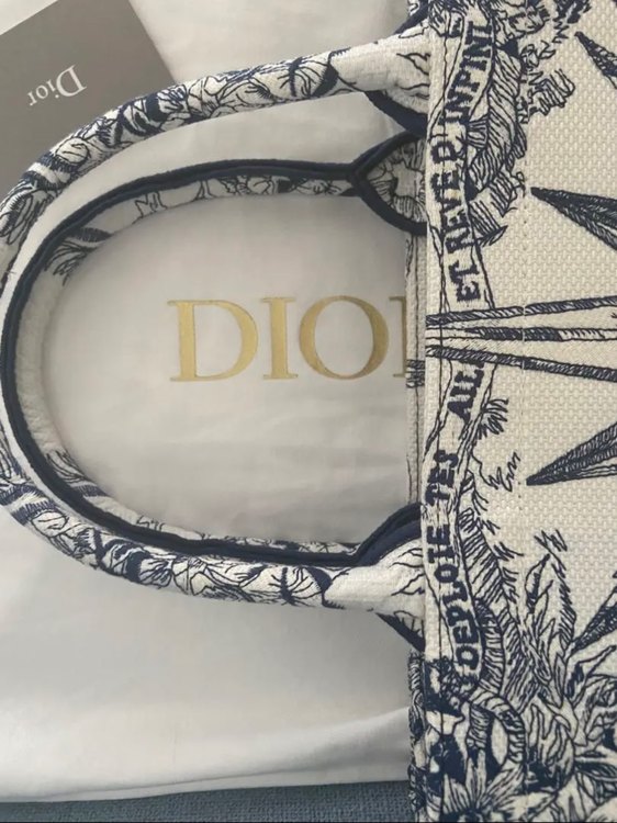 ブックトート ネイビー（ブランドバッグ）の商品画像 - 査定依頼日：2023年8月25日 - 最高査定価格：270,000円