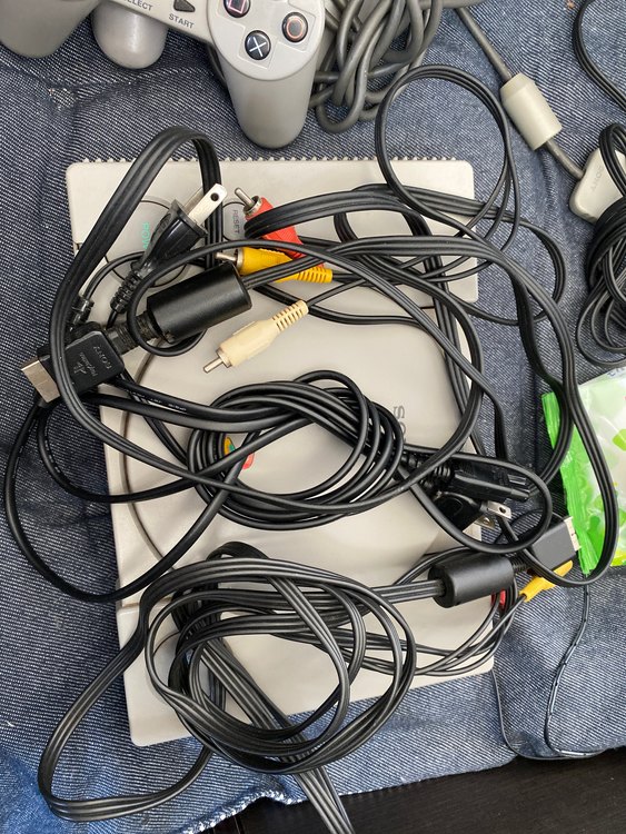 プレイステーション SCPH-7000（ゲーム機本体・ゲームソフト）の商品画像 - 査定依頼日：2023年5月20日 - 最高査定価格：150円