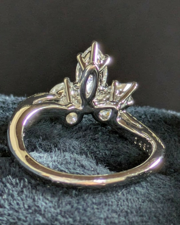 ハリーウィンストン　スリーストーンクラスター（宝石）の商品画像 - 査定依頼日：2026年1月27日 - 最高査定価格：900,000円