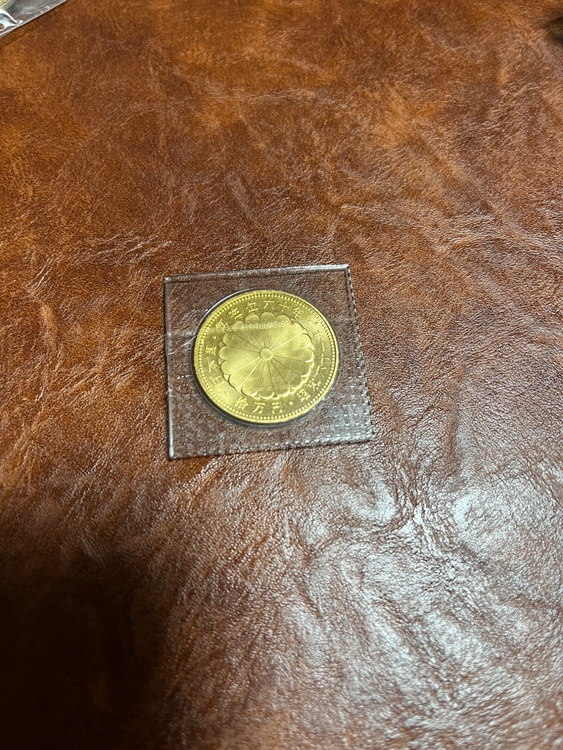 天皇陛下御在位60年記念10万円金貨 (20g)	（金・貴金属）の商品画像 - 査定依頼日：2026年4月6日 - 最高査定価格：494,980円