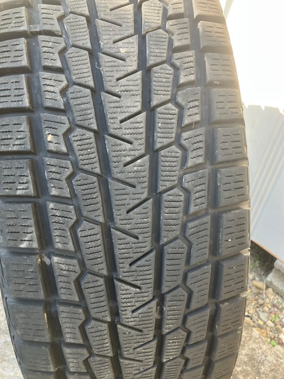 スタッドレスタイヤ（カー用品）の商品画像 - 査定依頼日：2025年11月24日 - 最高査定価格：12,000円