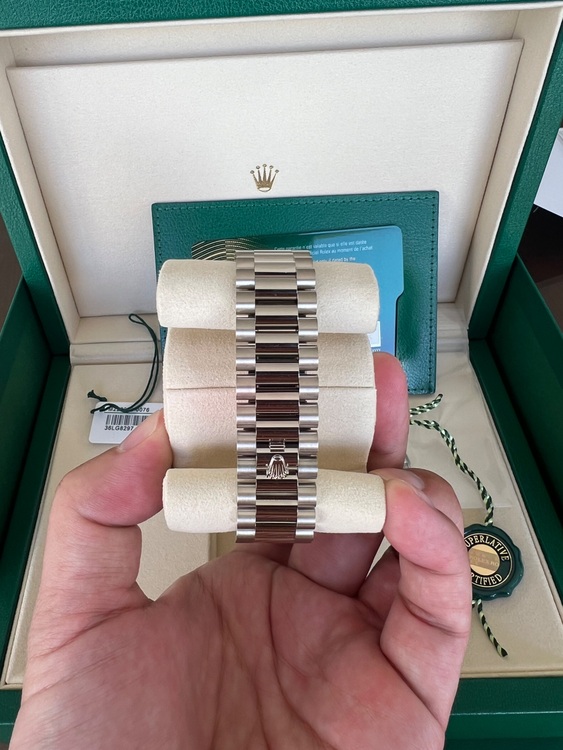 ロレックス デイデイト 228239 ホワイトゴールドブルーオンブレ　新品（高級時計）の商品画像 - 査定依頼日：2025年9月22日 - 最高査定価格：7,500,000円