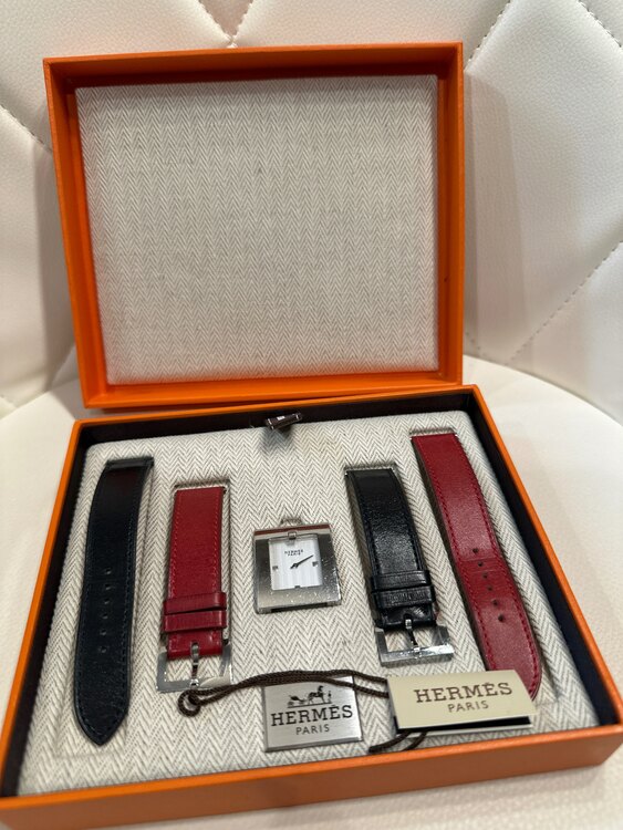 腕時計　ベルト赤・黒（ブランド財布・小物）の商品画像 - 査定依頼日：2025年4月15日 - 最高査定価格：40,000円