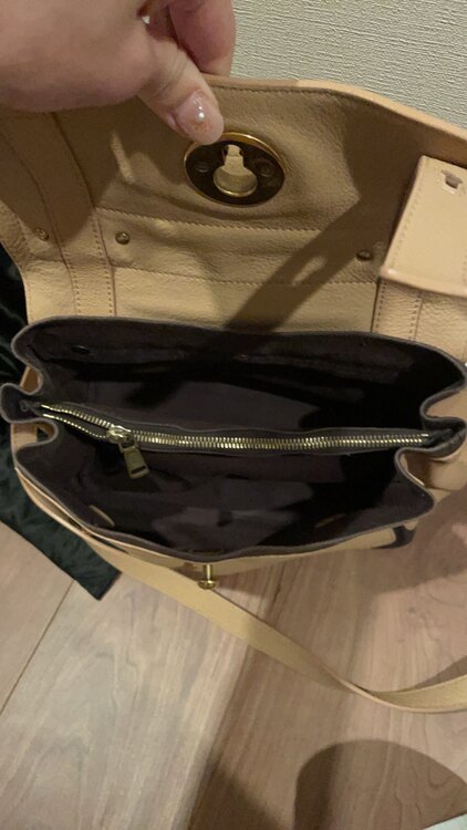 イブサンローラン  （ブランドバッグ）の商品画像 - 査定依頼日：2025年4月24日 - 最高査定価格：32,000円