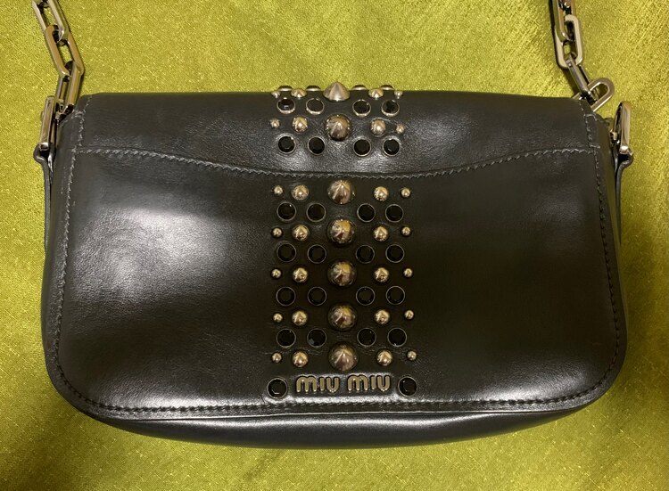 MIUMIU スタッズ ショルダーバッグ（ブランドバッグ）の商品画像 - 査定依頼日：2025年4月16日 - 最高査定価格：20,000円