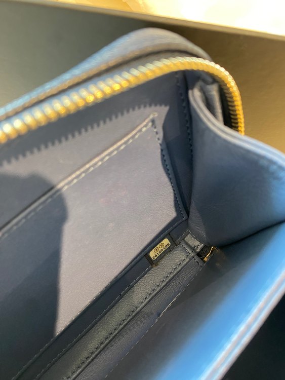 ミニバニティネイビー（ブランドバッグ）の商品画像 - 査定依頼日：2023年11月5日 - 最高査定価格：600,000円