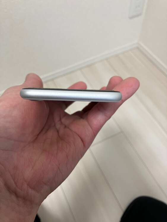 iPhonese第二世代（スマホ）の商品画像 - 査定依頼日：2025年4月8日 - 最高査定価格：10,000円