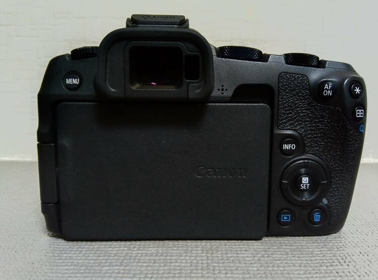 EOS　R８（カメラ）の商品画像 - 査定依頼日：2026年4月26日 - 最高査定価格：115,000円