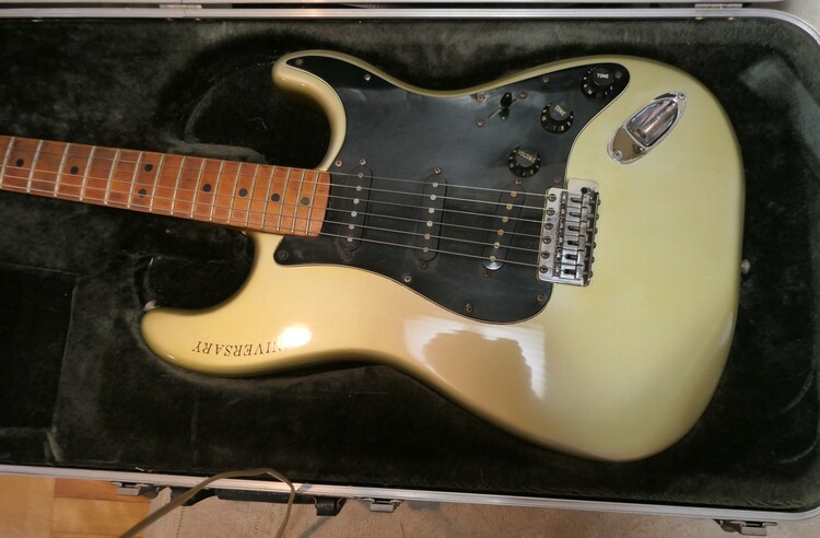 FENDER USA25th Anniversary Stratocaster（ピアノ・楽器・PA機材）の商品画像 - 査定依頼日：2026年4月2日 - 最高査定価格：160,000円