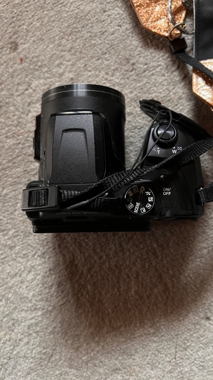 ニコン（Nikon）のコンパクトデジタルカメラ「COOLPIX B500」（カメラ）の商品画像 - 査定依頼日：2026年4月12日 - 最高査定価格：6,100円