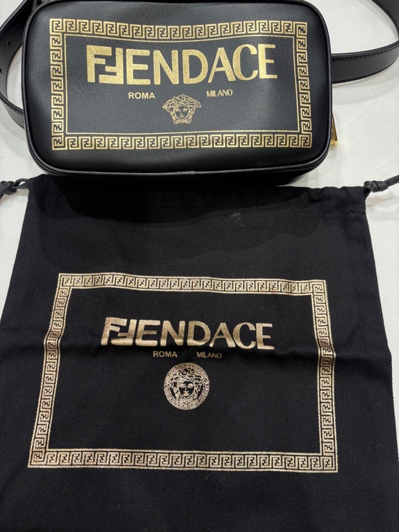フェンダーチェ　カメラショルダーバッグ（ブランドバッグ）の商品画像 - 査定依頼日：2026年3月3日 - 最高査定価格：90,000円