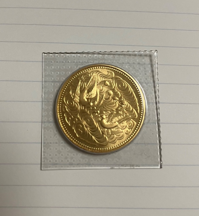 天皇陛下御在位60年位記念　10万円金貨（金・貴金属）の商品画像 - 査定依頼日：2026年6月29日 - 最高査定価格：438,100円