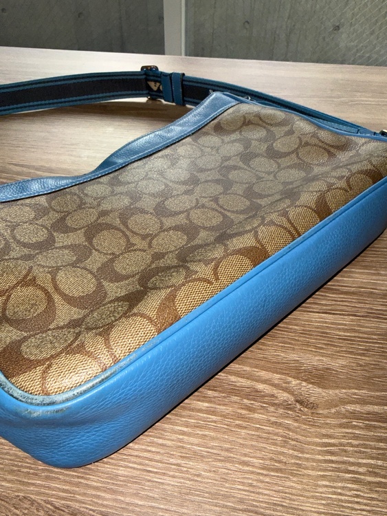コーチ　ディストリクトクロスボディ　カラーブロック　ショルダーバッグ　CH076（ブランドバッグ）の商品画像 - 査定依頼日：2026年5月14日 - 最高査定価格：5,000円