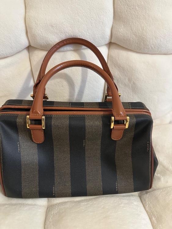 フェンディ  （ブランドバッグ）の商品画像 - 査定依頼日：2025年9月20日 - 最高査定価格：30,000円