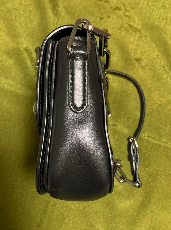 MIUMIU スタッズ ショルダーバッグ（ブランドバッグ）の商品画像 - 査定依頼日：2025年4月16日 - 最高査定価格：20,000円