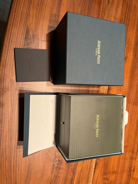 オーデマピゲ ロイヤルオークオフショア 15720ST.00.A027CA.0（高級時計）の商品画像 - 査定依頼日：2024年12月15日 - 最高査定価格：3,400,000円