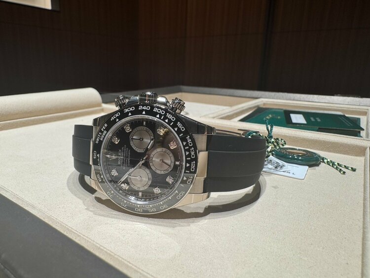 コスモグラフデイトナホワイトゴールドダイヤモンド（高級時計）の商品画像 - 査定依頼日：2026年1月4日 - 最高査定価格：8,050,000円