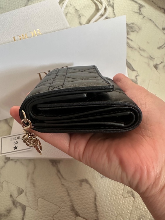 DIOR ディオール レディディオール 黒 ロータス ウォレット カナージュ 3（ブランド財布・小物）の商品画像 - 査定依頼日：2025年6月29日 - 最高査定価格：30,000円