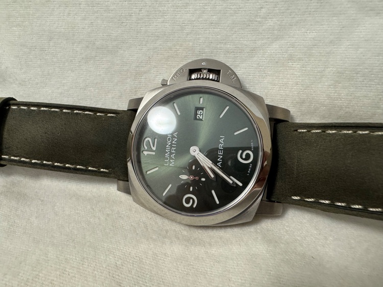 ルミノールマリーナチタニオPAM03325グリーンサンブラッシュダイヤル（高級時計）の商品画像 - 査定依頼日：2025年8月10日 - 最高査定価格：1,200,000円