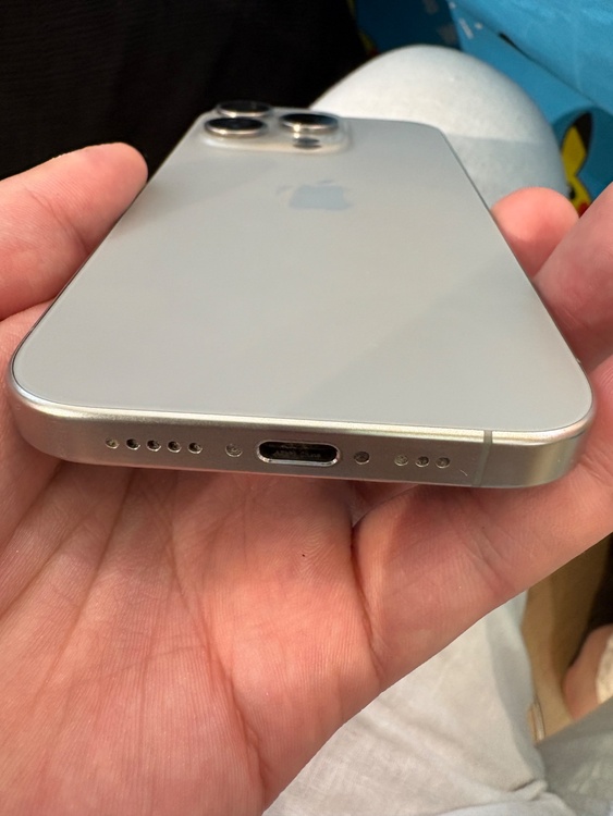 iPhone15pro ナチュラルチタニウム（スマホ）の商品画像 - 査定依頼日：2026年5月30日 - 最高査定価格：67,000円