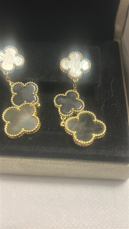 マジック アルハンブラ イヤリング、3モチーフ（金・貴金属）の商品画像 - 査定依頼日：2026年3月30日 - 最高査定価格：1,000,000円