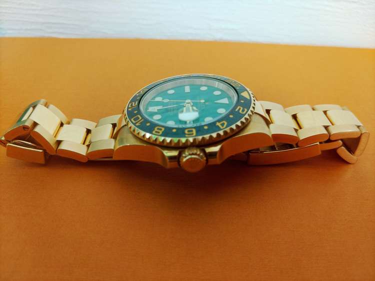 ロレックス GMTマスター 116718LN（高級時計）の商品画像 - 査定依頼日：2022年9月6日 - 最高査定価格：6,000,000円