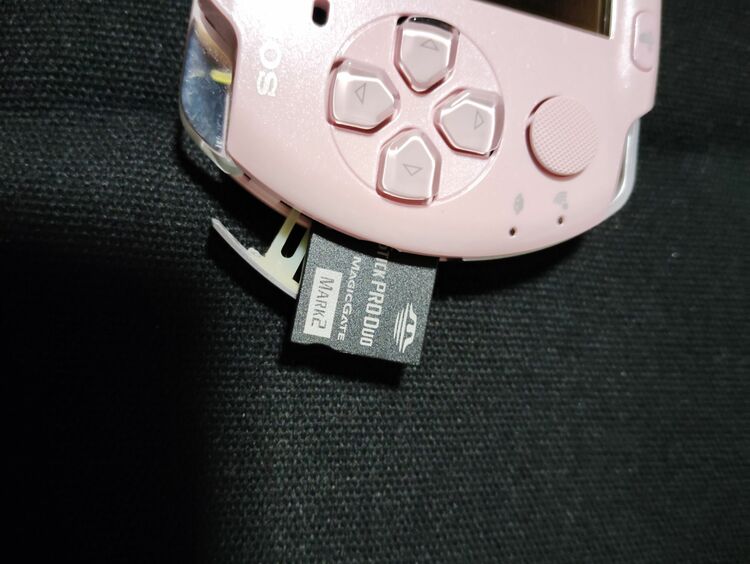 PSPピンク（ゲーム機本体・ゲームソフト）の商品画像 - 査定依頼日：2025年8月21日 - 最高査定価格：5,000円